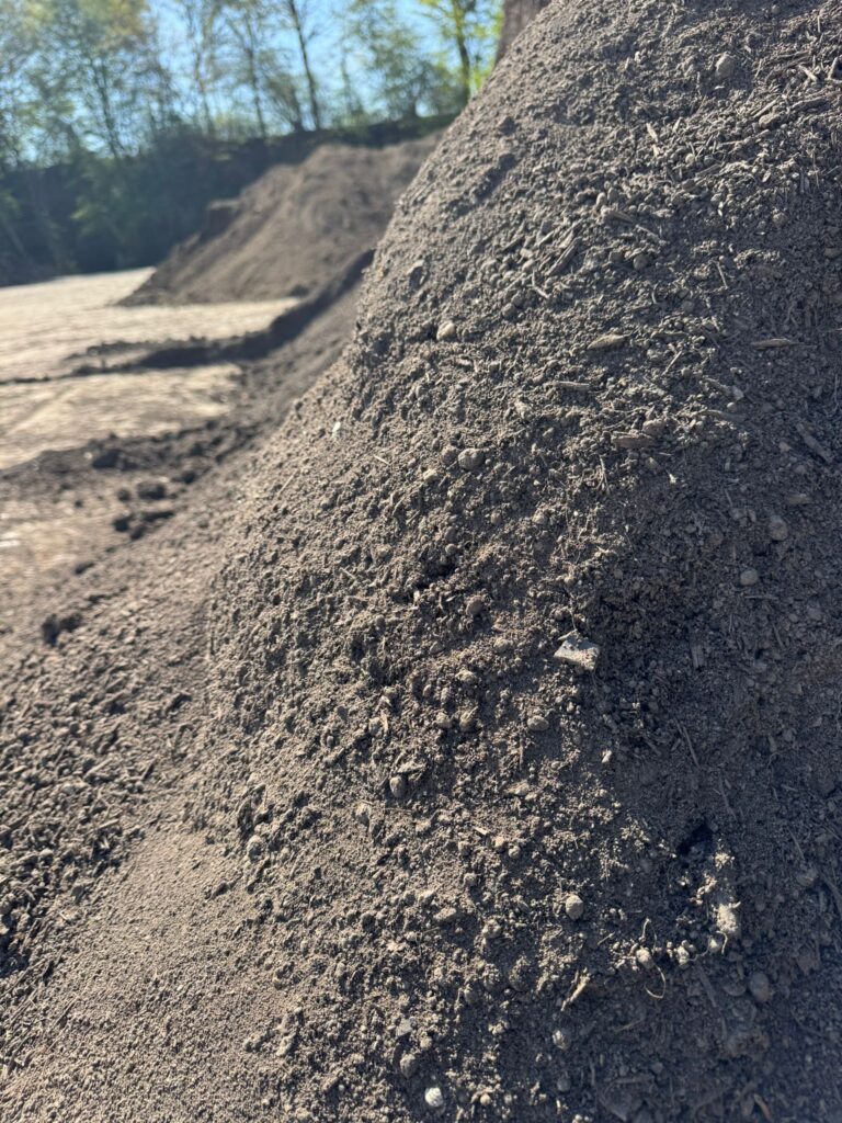 Terre végétale criblée avec composte